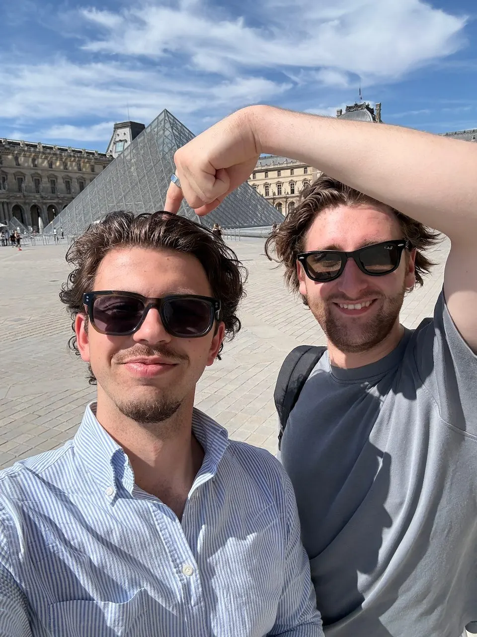 Kjetill van parijstips.nl bij de piramide van het Louvre