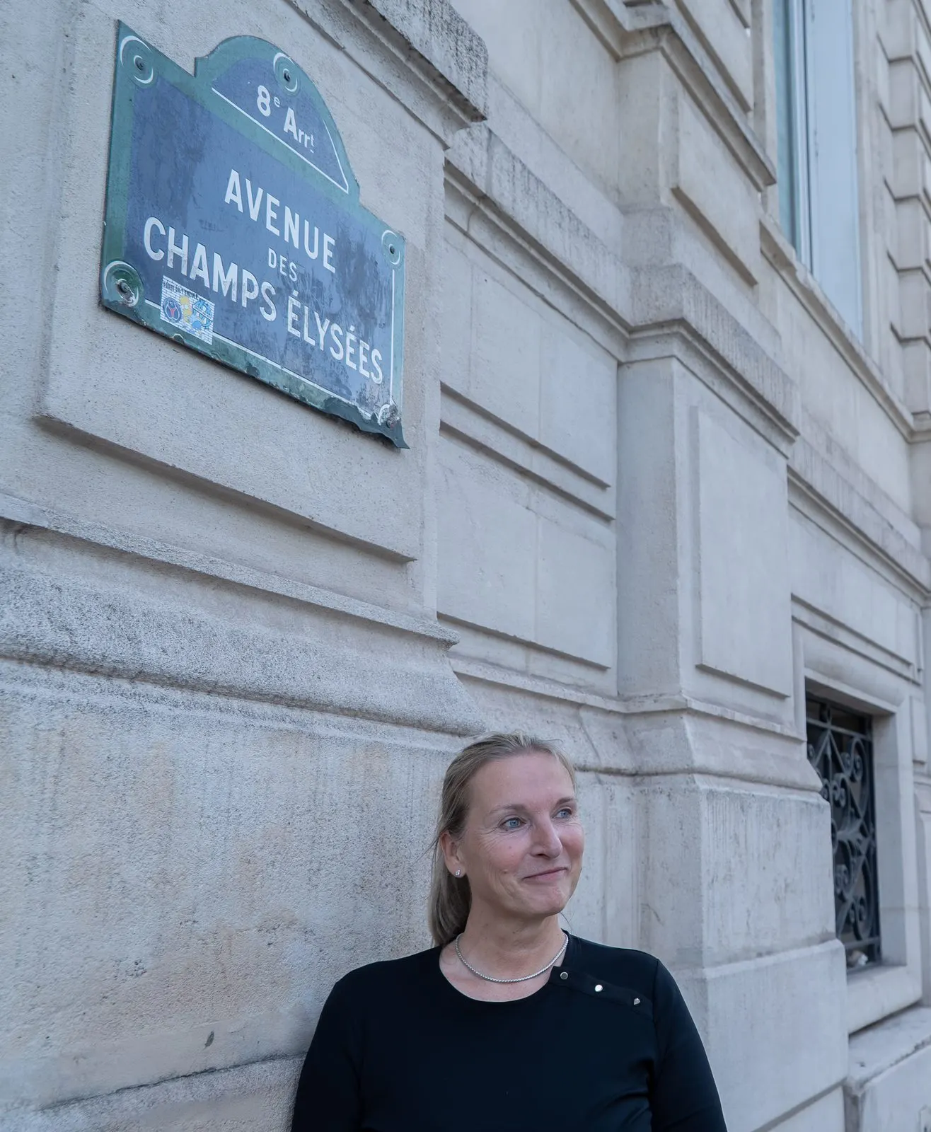 Nicole van parijstips.nl op de Avenue des Champs-Élysées