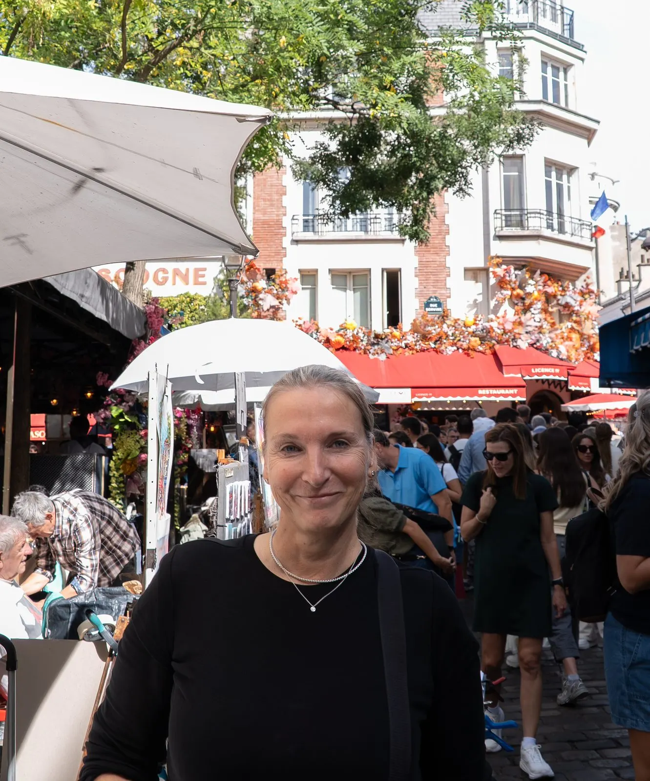 Nicole van parijstips.nl op de Place du Tertre in Montmartre