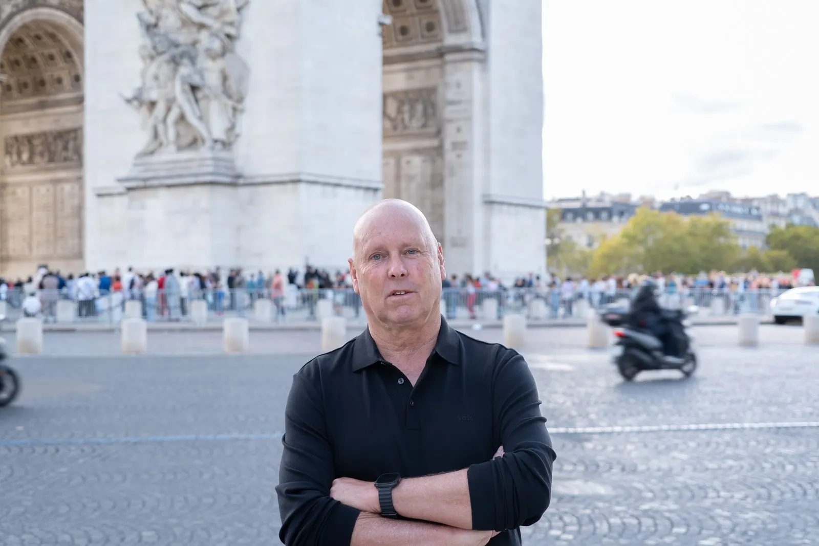 Peter van parijstips.nl bij de Arc de Triomphe