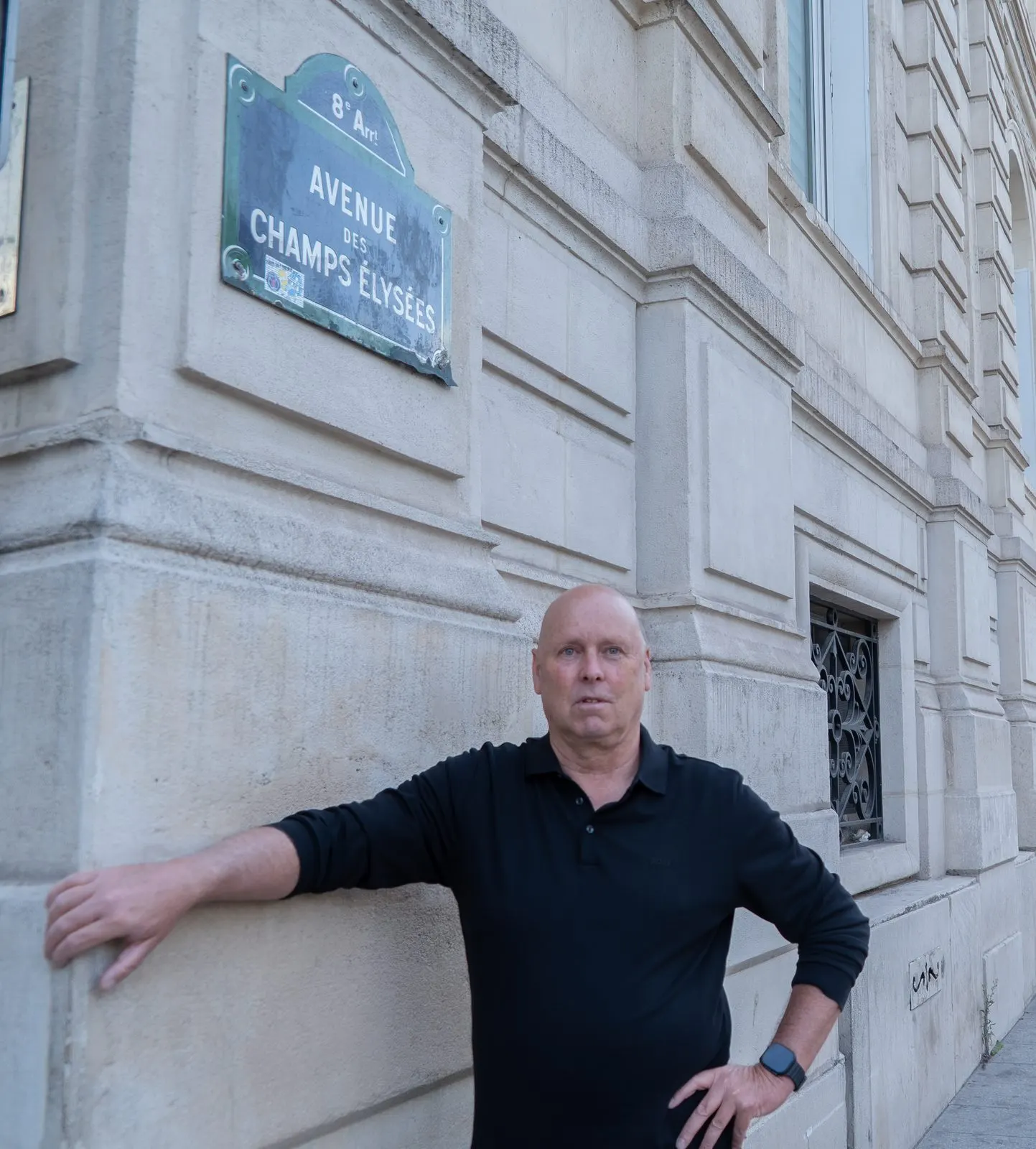 Peter van parijstips.nl op de Avenue des Champs-Élysées
