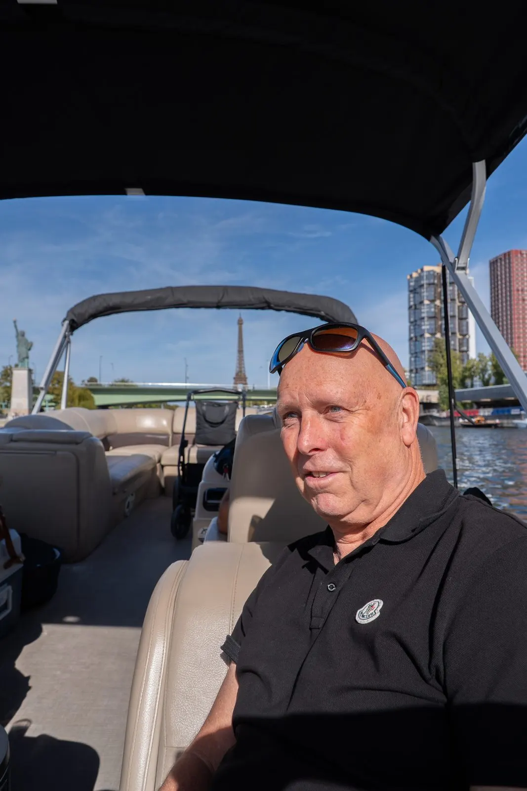 Peter van parijstips.nl op een boot op de Seine bij de Eiffeltoren