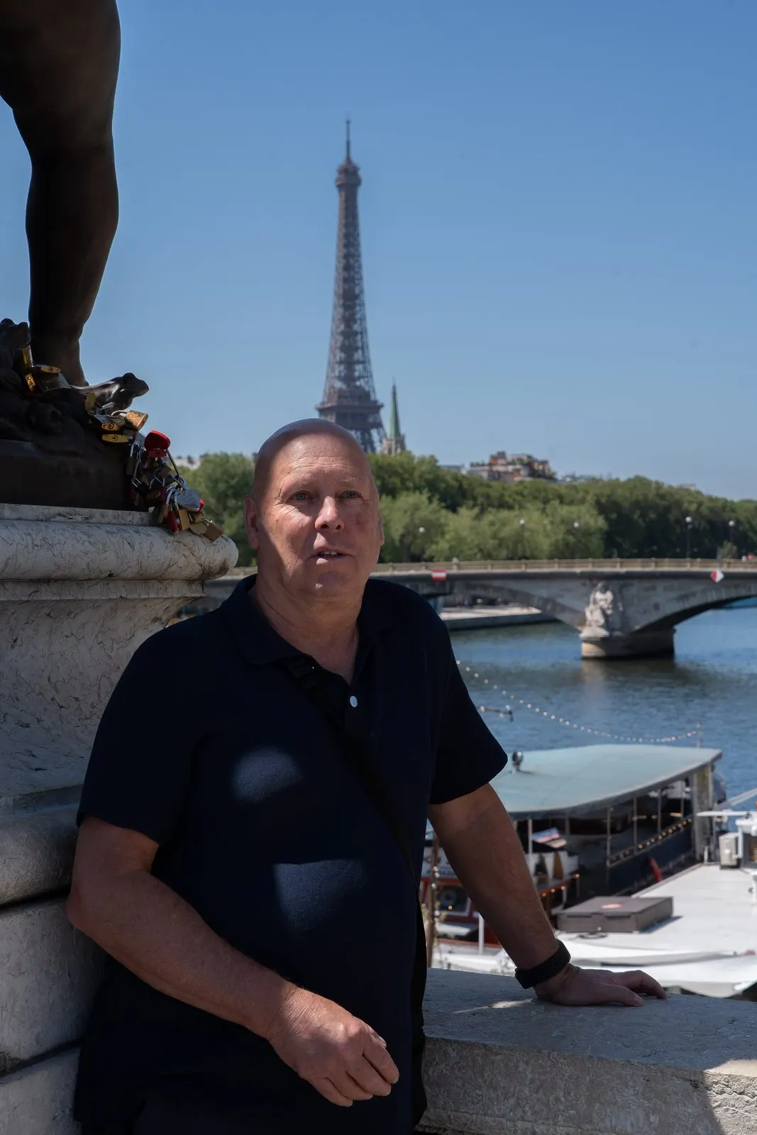 Peter van parijstips.nl aan de Seine met de Eiffeltoren op de achtergrond