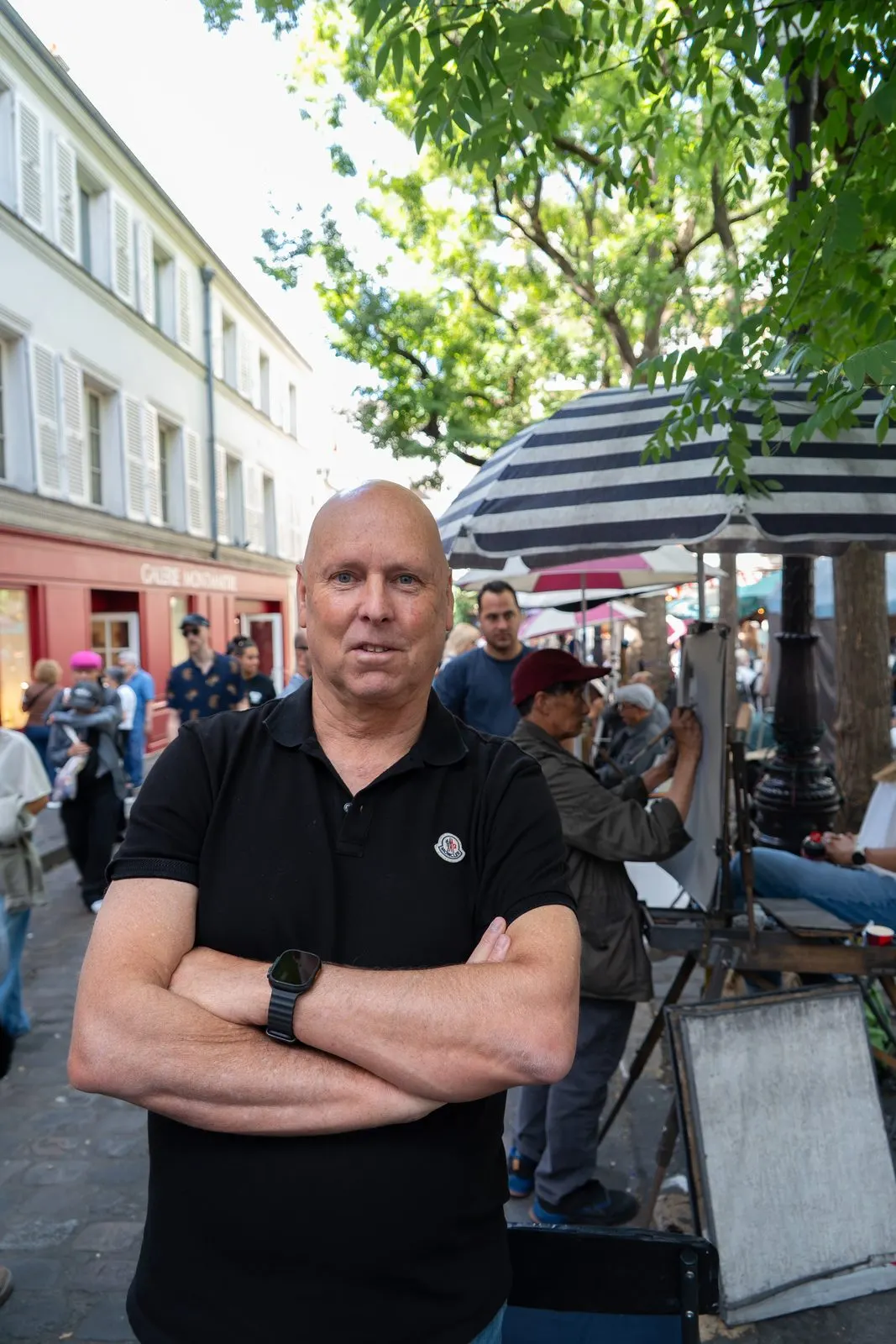 Peter van parijstips.nl tussen de schilders op de Place du Tertre in Montmartre