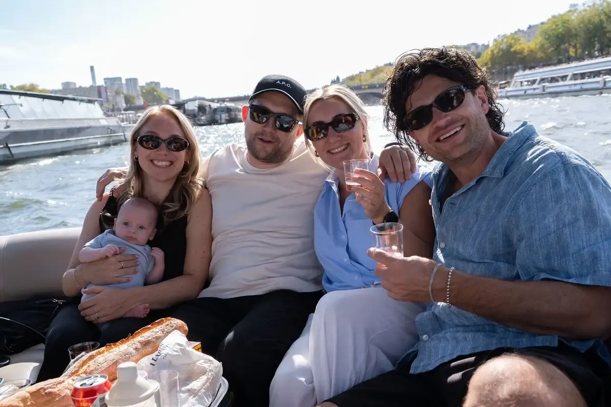 Vrienden met een picknick aan boord van een eigen boot op de Seine in Parijs