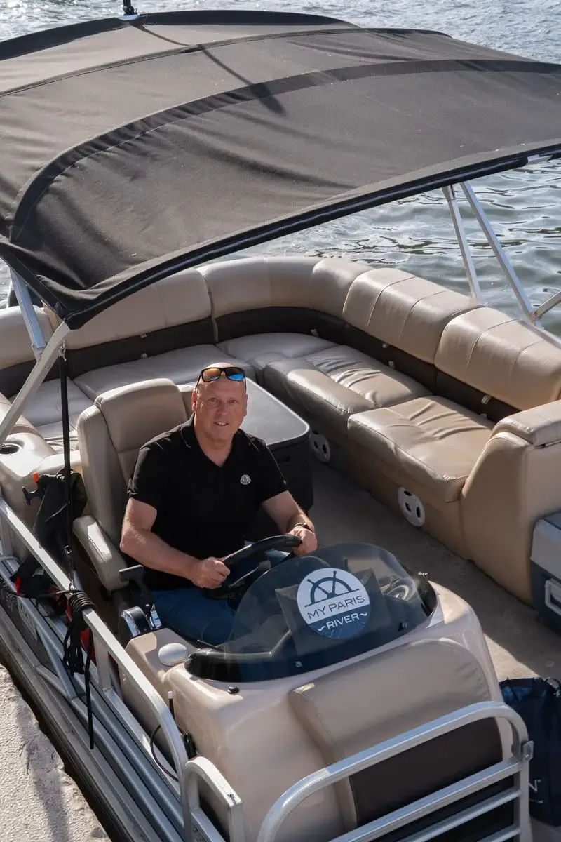Een eigen boot ligt klaar aan de kade van de Seine in Parijs, van bovenaf gezien